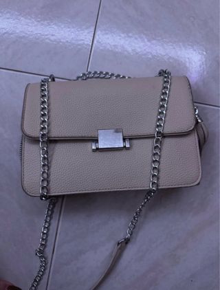 Borsa a tracolla beige con catena argento