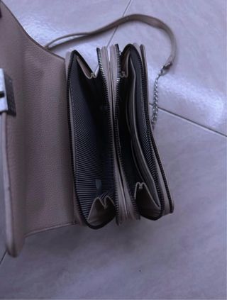 Borsa a tracolla beige con catena argento