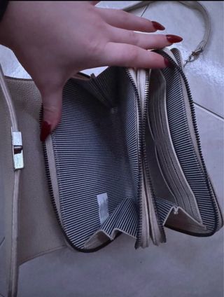 Borsa a tracolla beige con catena argento