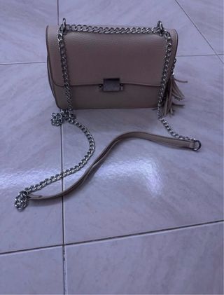 Borsa a tracolla beige con catena argento