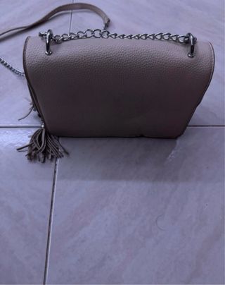 Borsa a tracolla beige con catena argento