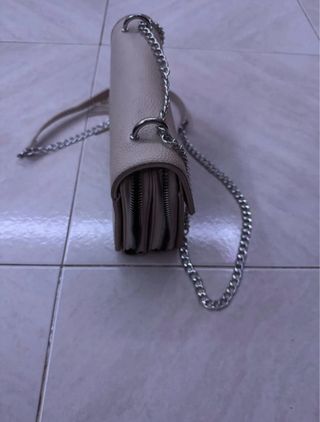 Borsa a tracolla beige con catena argento