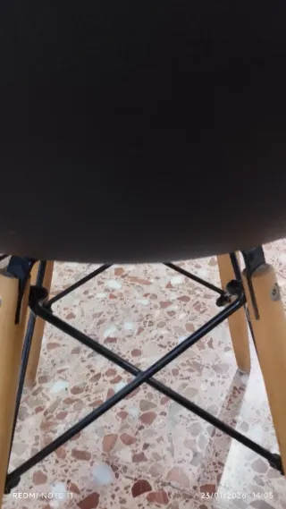 Sillas de resina y madera