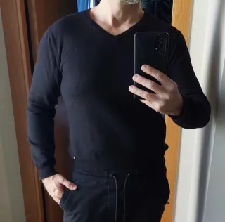 Jersey Guess Negro Cuello Pico Talla M