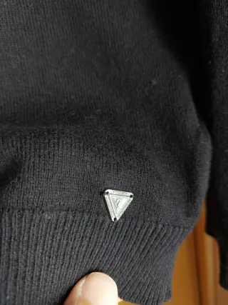 Jersey Guess Negro Cuello Pico Talla M