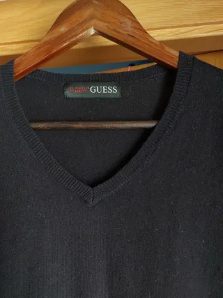 Jersey Guess Negro Cuello Pico Talla M