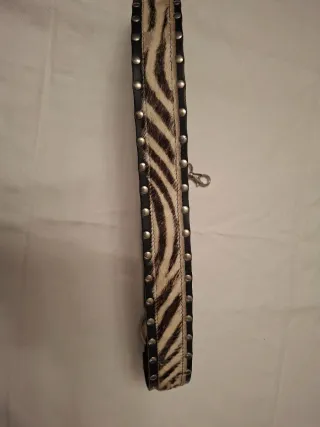 Cintura stile animalier con borchie