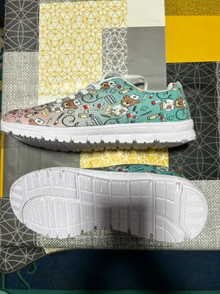 Zapatillas médicas con ositos y jeringuillas