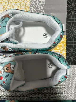 Zapatillas médicas con ositos y jeringuillas