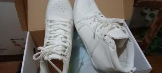 Botines deportivos blancos