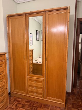 Armario de madera con espejo