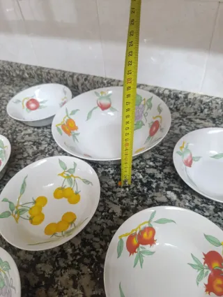 Juego de 6 cuencos con frutas y ensaladera.