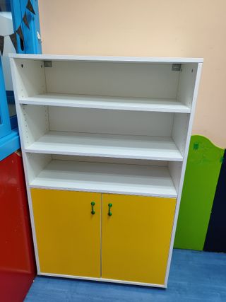 Armario blanco con puertas amarillas