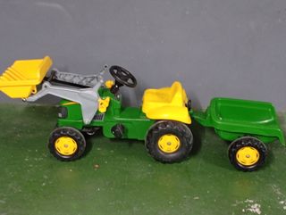 Tractor de juguete con pala y remolque