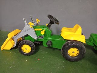 Tractor de juguete con pala y remolque