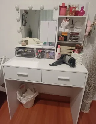 Tocador blanco con espejo y luces