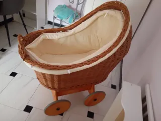 Moisés de mimbre para bebé