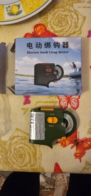 Dispositivo elettrico per legare ami