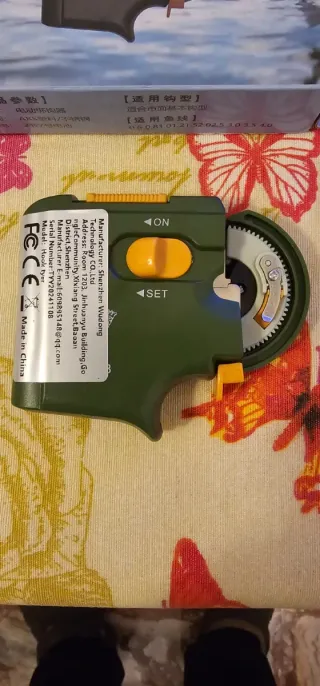 Dispositivo elettrico per legare ami