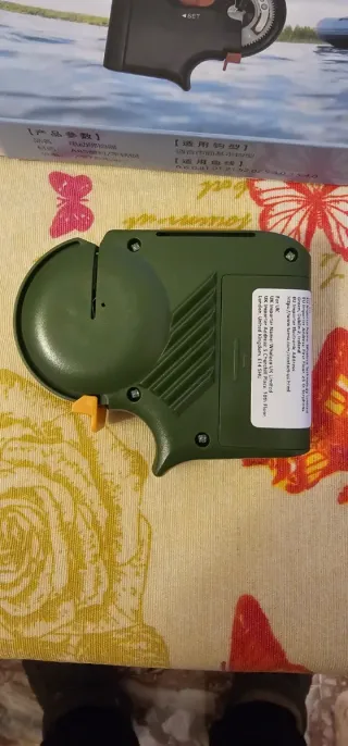 Dispositivo elettrico per legare ami