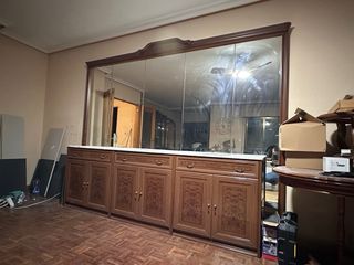 Mueble de salón con espejo