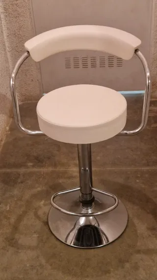 Taburete de barra blanco elevable