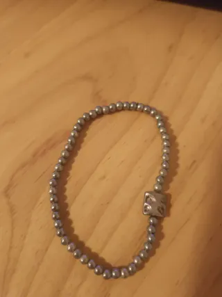 Pulsera de perlas plateadas con charm