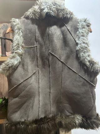 Chaleco de pelo beige y marrón