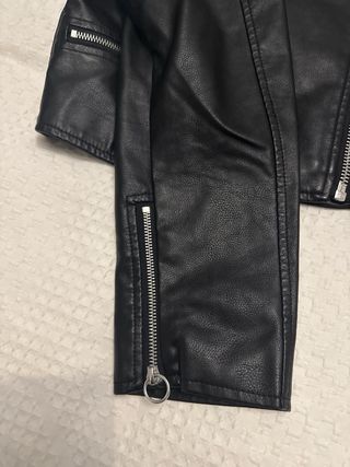 Chaqueta polipiel negra talla 40