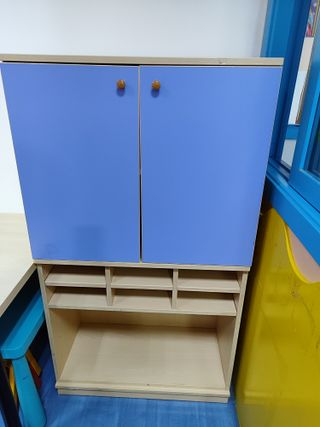 Armario haya con puertas bajas azules