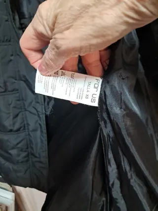 Chaqueta acolchada negra chica