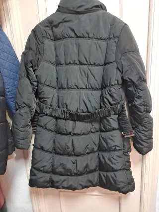 Chaqueta acolchada negra chica