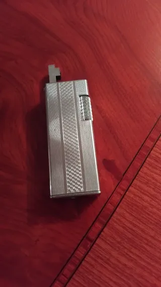 Mechero antiguo de metal plateado