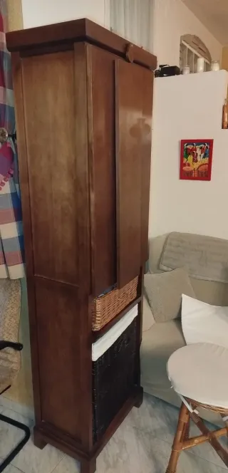 Mueble de madera con mesa para planchar
