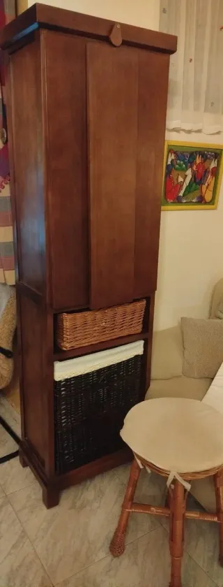 Mueble de madera con mesa para planchar