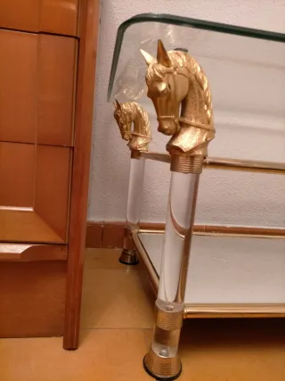 Mesa centro cristal y metal dorado