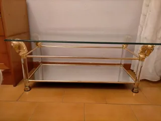 Mesa centro cristal y metal dorado