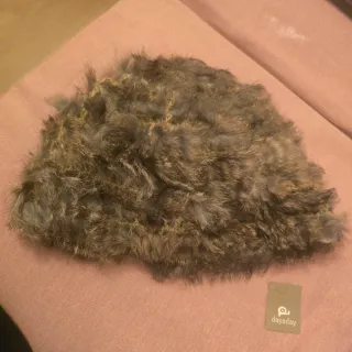 Gorro de piel marrón y gris