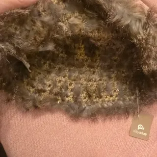 Gorro de piel marrón y gris