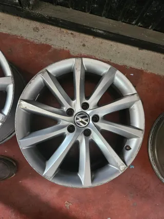 Llantas 18 Volkswagen Audi originales.