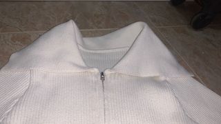 Jersey blanco con cremallera