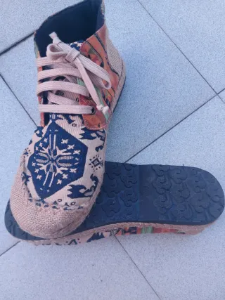 Botas étnicas multicolor con cordones