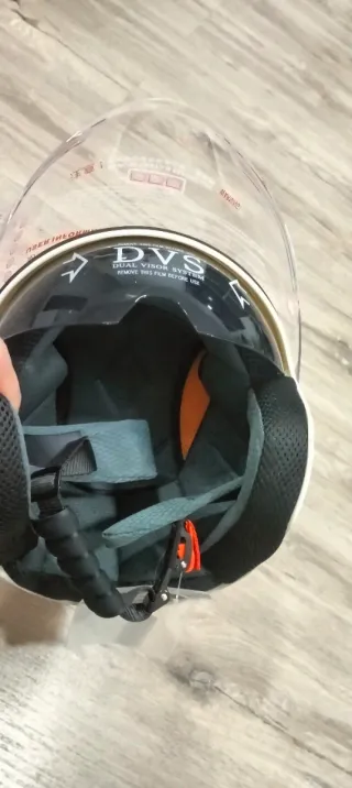 Casco de moto blanco con visera