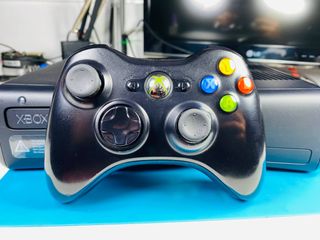 Xbox 360 Slim 250 GB + Mando Original