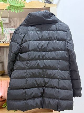 Plumífero negro acolchado con cuello alto