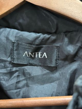 Plumífero negro acolchado con cuello alto