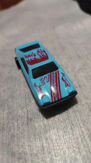 Numero 8 Macchinine di vari modelli e colori