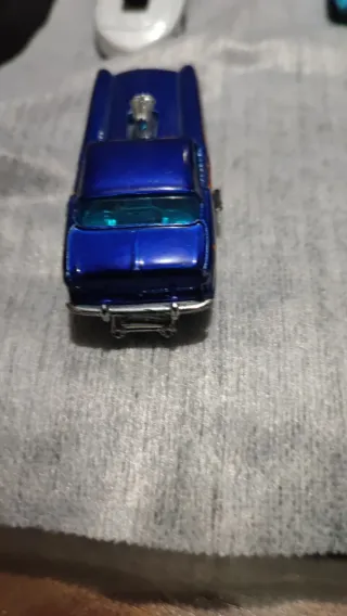 Numero 8 Macchinine di vari modelli e colori