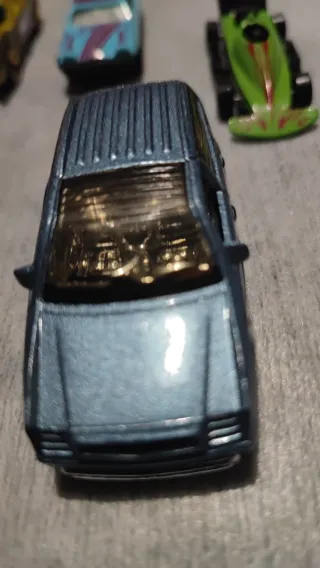 Numero 8 Macchinine di vari modelli e colori