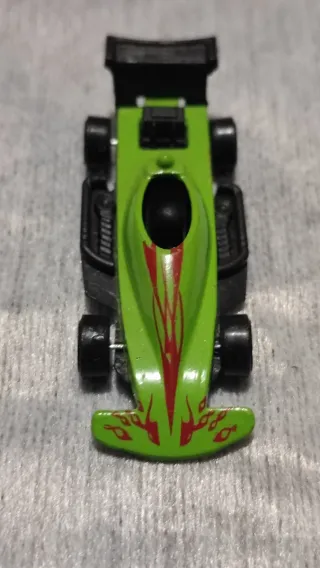 Numero 8 Macchinine di vari modelli e colori